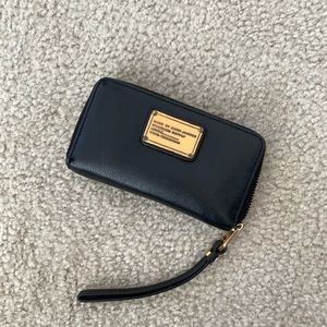 marc jacobs black zip wallet